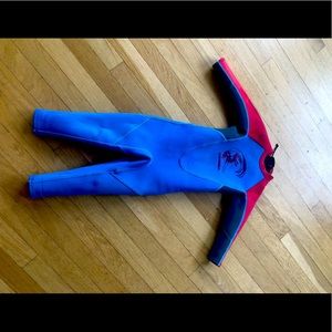 Quality kiddo wetsuit by O’Neill.
